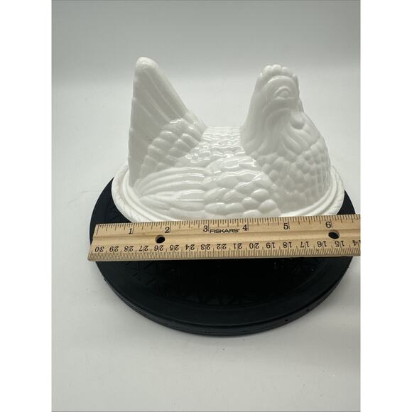 Vintage 60’s White Easter Plastic Chicken Hen on Nest Candy Holder - Picture 5 of 6